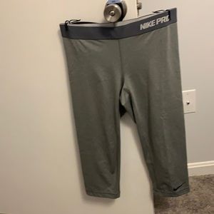 Medium Nike Pro Capri Leggings